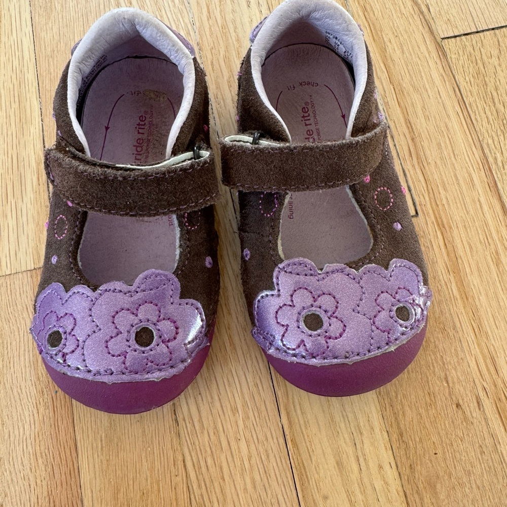 Stride Rite flower Mary Jane’s size 6